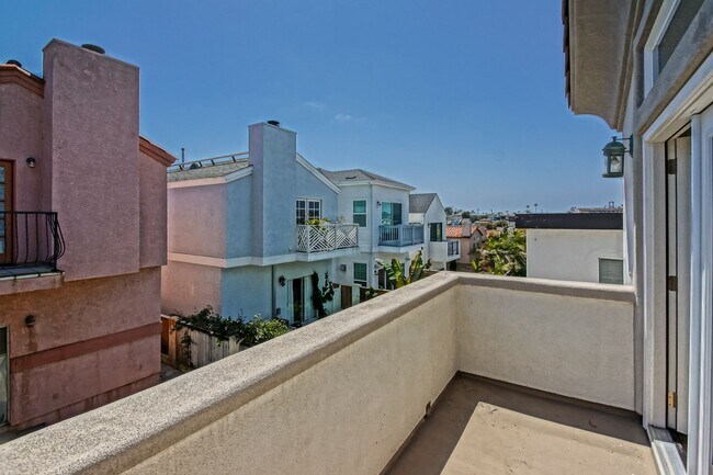 Building Photo - VERY BRIGHT, SPACIOUS & AIRY GOLDEN HILLS ...