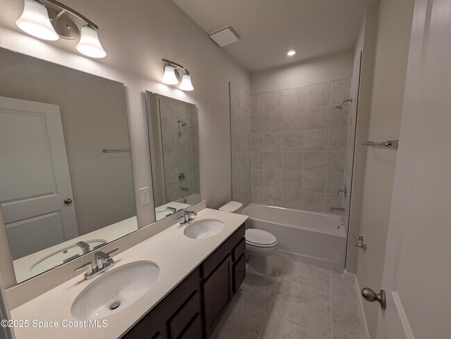 Building Photo - 2484 Landing Dr