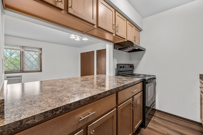 Building Photo - Renovated Lower Studio Apartment Available at our Cedar View Apartments