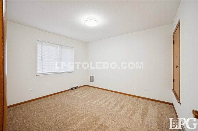 Building Photo - 3860 Sheffield Ct