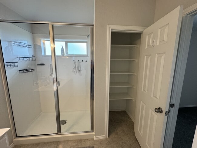 Building Photo - 8506 Stonehollow Dr