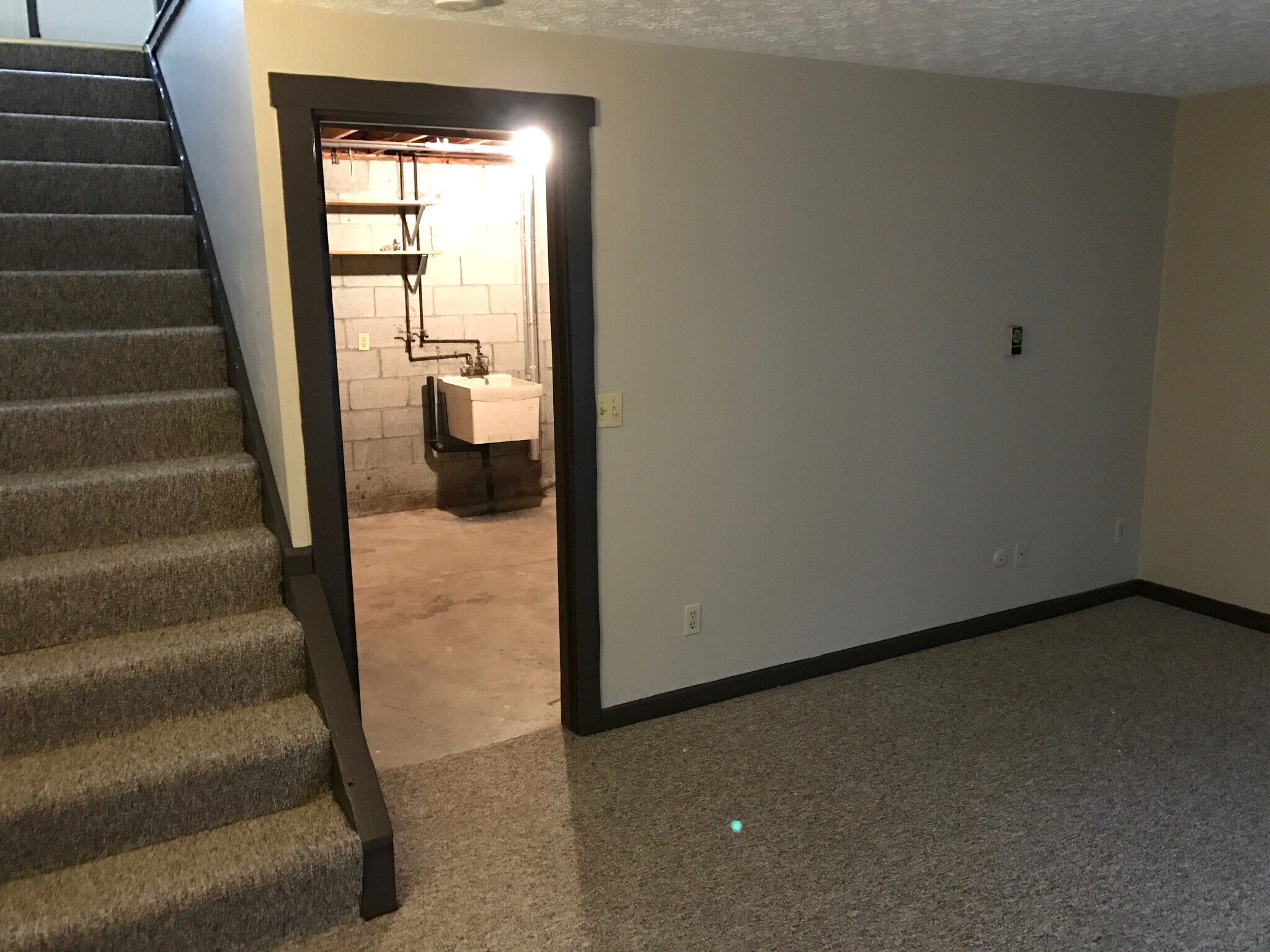 Building Photo - 908 Skyside Dr