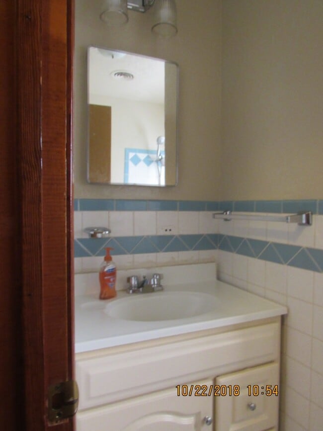 Building Photo - GREAT STARTER HOME!! PETS NEGOTIABLE WITH ...