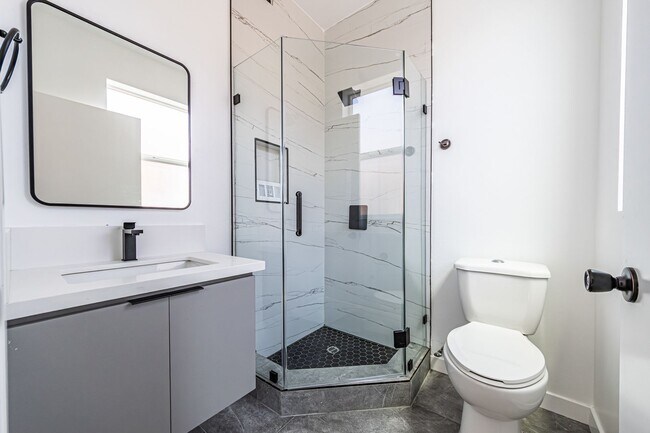 Building Photo - Designer-inspired, tri-level townhome offe...