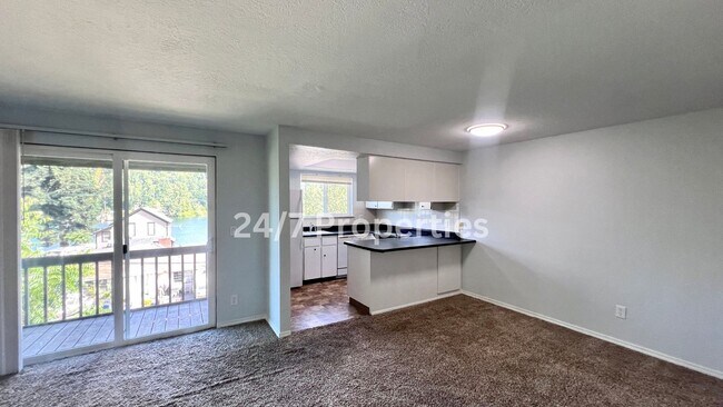 Building Photo - Upper Level 2 BD | 1 BA Apartment w/ Willamette River View - Oregon City