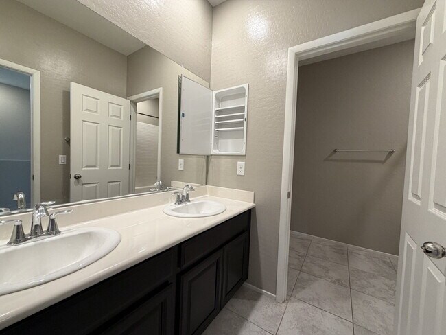 Building Photo - GATED 3 BED 3 BATH 2 CAR GARAGE TOWNHOUSE W/ BED AND BATH DOWNSTAIRS + LOFT & YARD. COMMUNITY FEA...