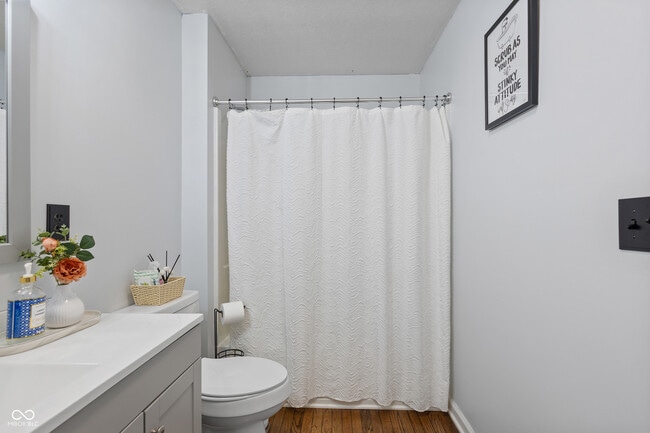 Building Photo - 1108 E 106th St