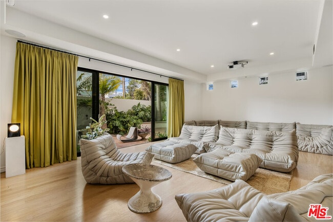 Building Photo - 5201 Vía Donte