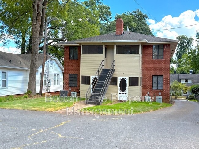 Building Photo - 1720 Garden Terrace