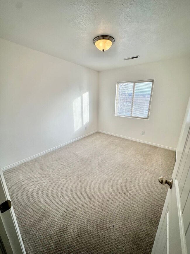 Building Photo - 3 Bedroom End Unit Townhome!