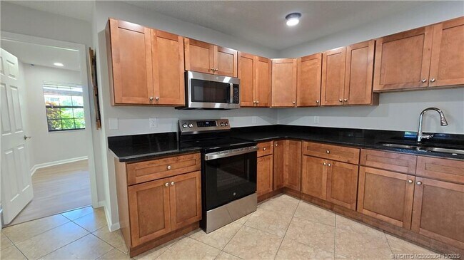 Building Photo - 1985 NE Collins Cir