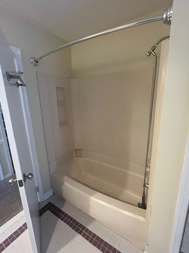 Building Photo - LOVELY CAPE COD WITH 4 BEDS, 2 BATHS AND G...