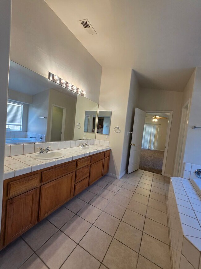 Building Photo - 10104 Brookline Woods Dr