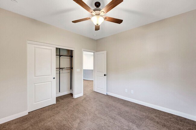 Building Photo - 4 bedroom home with 2 primary bedrooms! On...