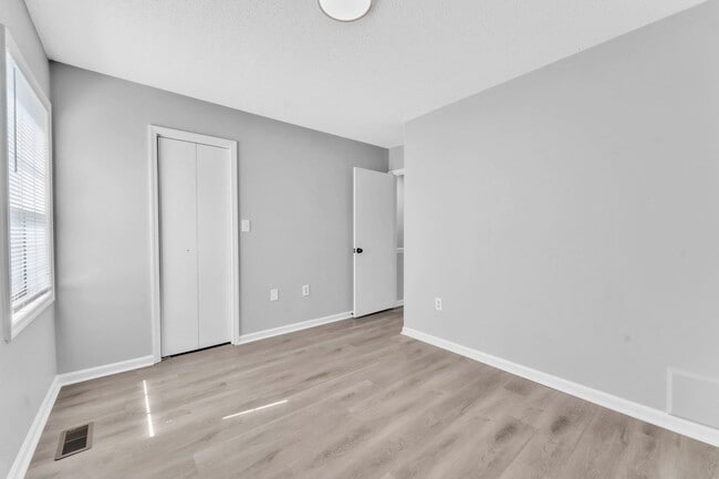 Building Photo - *NEWLY RENOVATED* 2 Bedroom Townhouse in D...