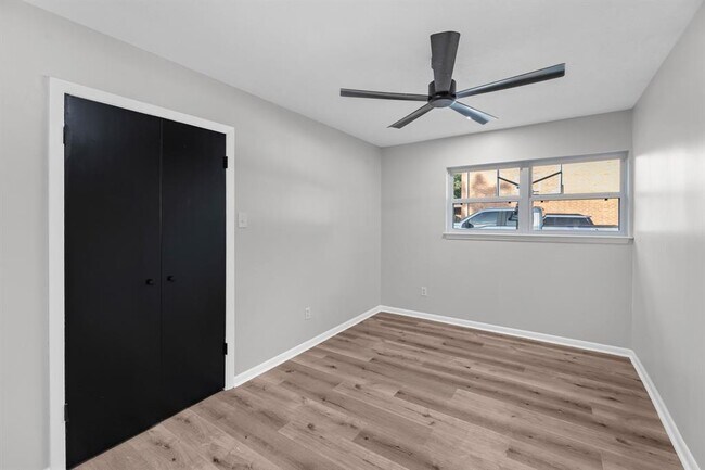 Building Photo - 213 Westview Dr