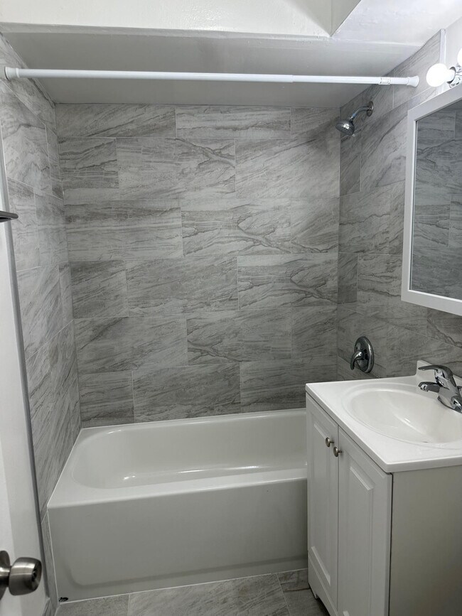 Building Photo - 1404 Carol St