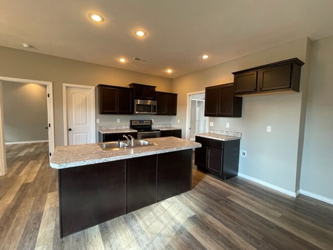 Building Photo - Upscale 3 Bed/2 Bath/3 Car Garage Availabl...