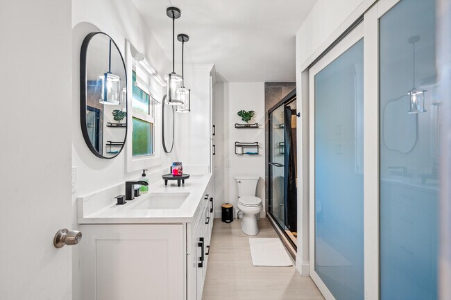 Building Photo - 9165 SE Yacht Club Cir