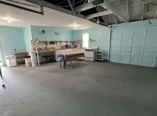 Building Photo - 566 Schmidt Rd