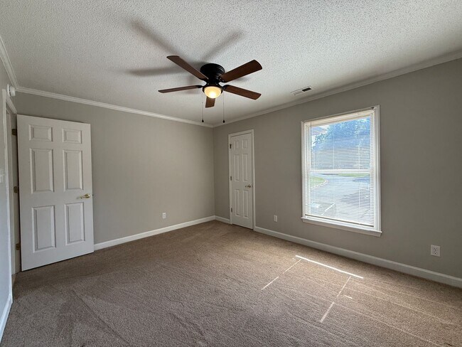 Building Photo - Spacious Two Bedroom, 2nd Floor Condo with Private Balcony. SHOWN BY APPOINTMENT ONLY!