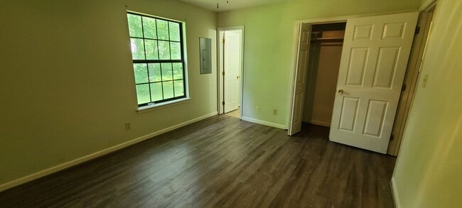 Building Photo - Corner Lot 3BR 1.5BA Home in Forest