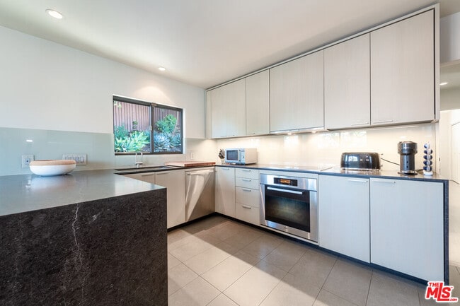 Building Photo - 1860 Lucile Ave