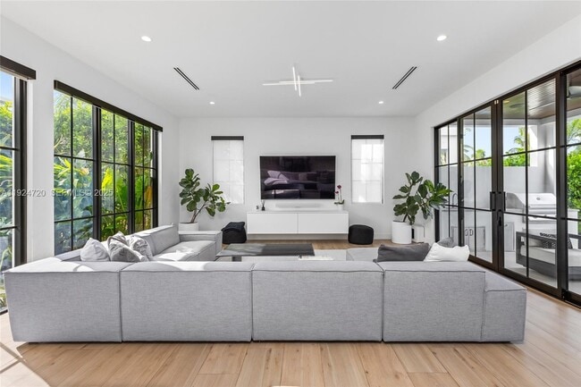 Building Photo - 895 NE 76th St