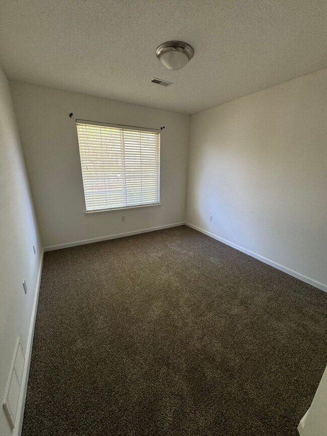 Building Photo - Single Family Home with Fenced Yard