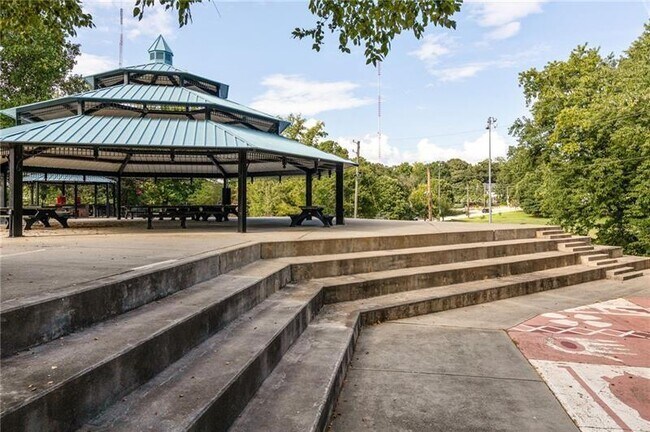 Building Photo - 428 S Howard St SE