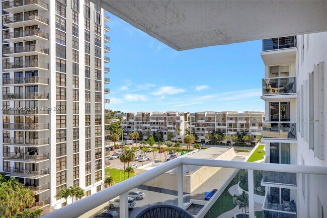 Building Photo - 3015 N Ocean Blvd
