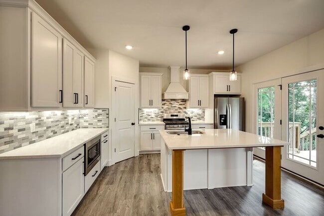 Building Photo - 420 Stonemeadow Rd