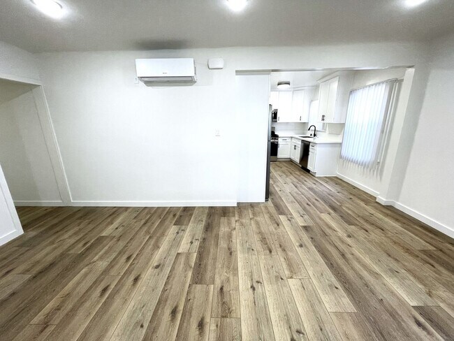 Building Photo - 4024-28 Lincoln