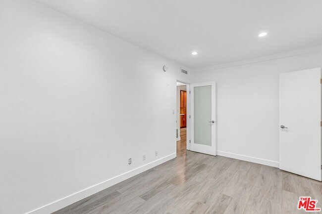 Building Photo - 1837 N La Brea Ave