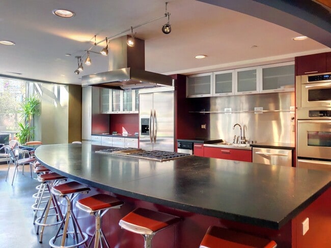 Building Photo - 1 Bed, 1 Bath + Storage - South Beach/SOMA...