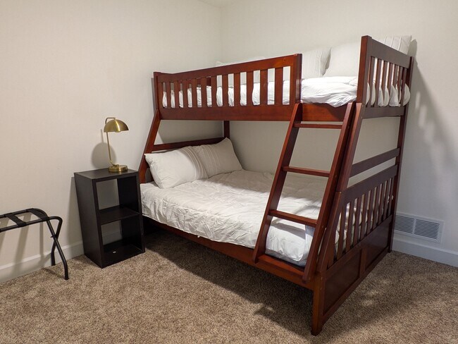 Bedroom 2 - 8246 Rovenna St