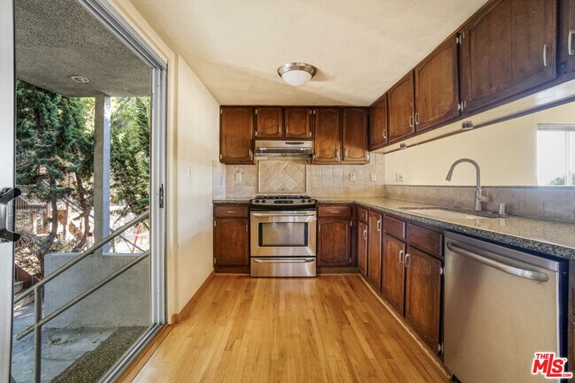 Building Photo - 364 Pershing Dr
