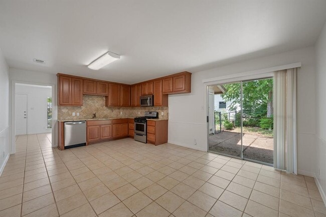 Building Photo - 7009 Isabelle Dr