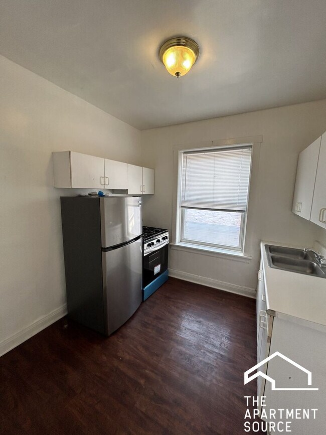 Building Photo - 4404 N Winchester Ave
