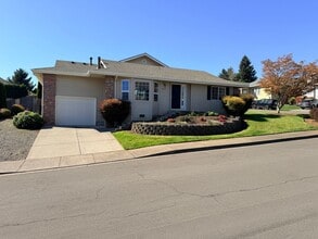 Building Photo - Two Bedroom Duplex in South Salem