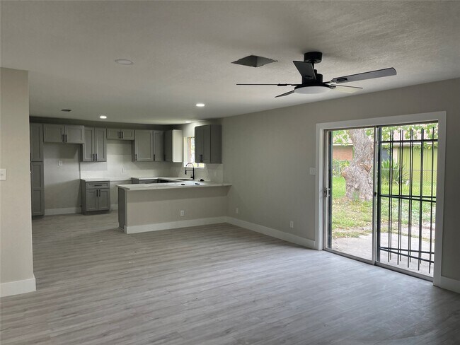 Building Photo - 5818 Darlinghurst Dr