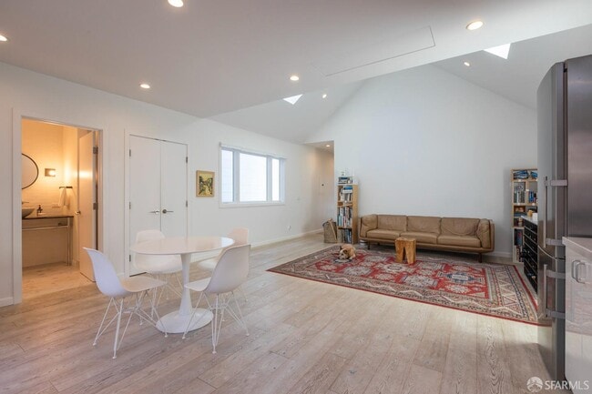 Building Photo - 449 Gates St