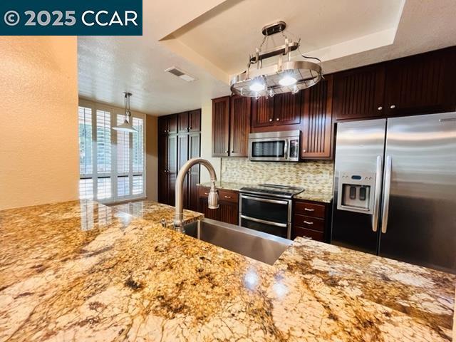 Building Photo - 3046 Lakemont Dr