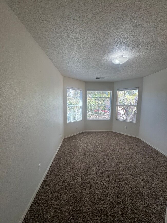 Building Photo - 3 bed 2 bath home in Huning Ranch