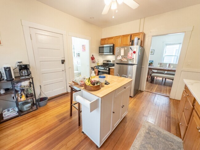 Building Photo - 70 Line St