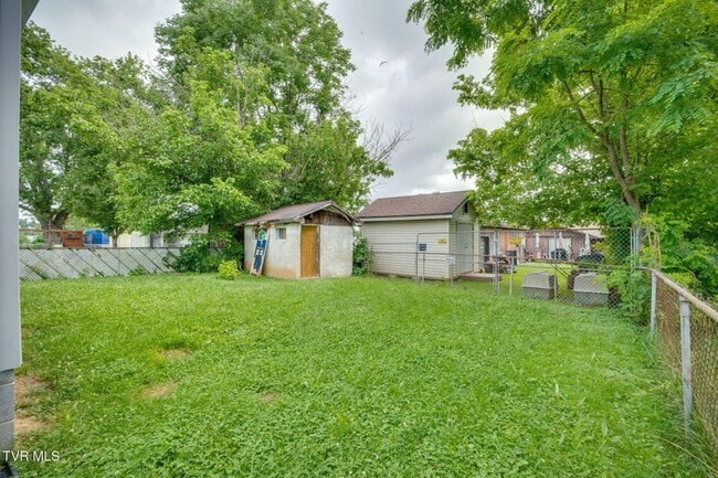 Building Photo - Very nice home located less than 5 minutes...