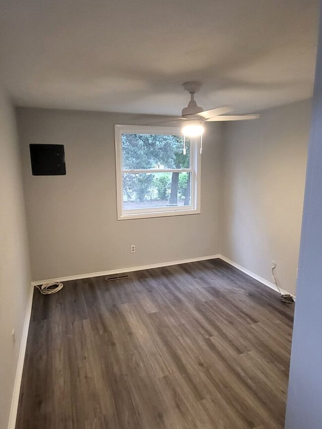 Building Photo - WELLINGTON OAKS