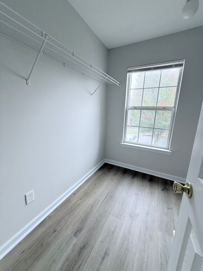 Building Photo - 2 Bedroom Townhome in gated community - Cu...