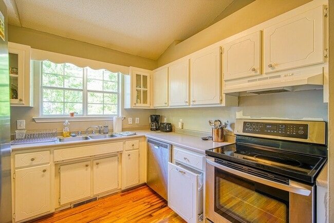 Building Photo - Adorable 2 BR, 2 BA Home - Greater North Main Area, Greenville