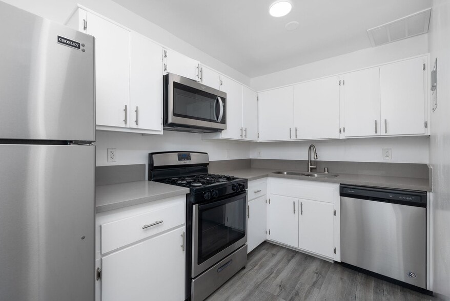 Interior Photo - 5405 Lindley Avenue